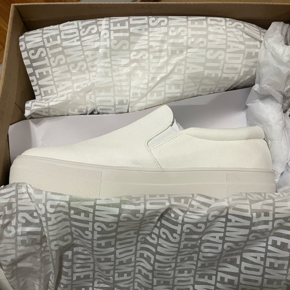 NWT slip on Steve Madden Sneakers!!